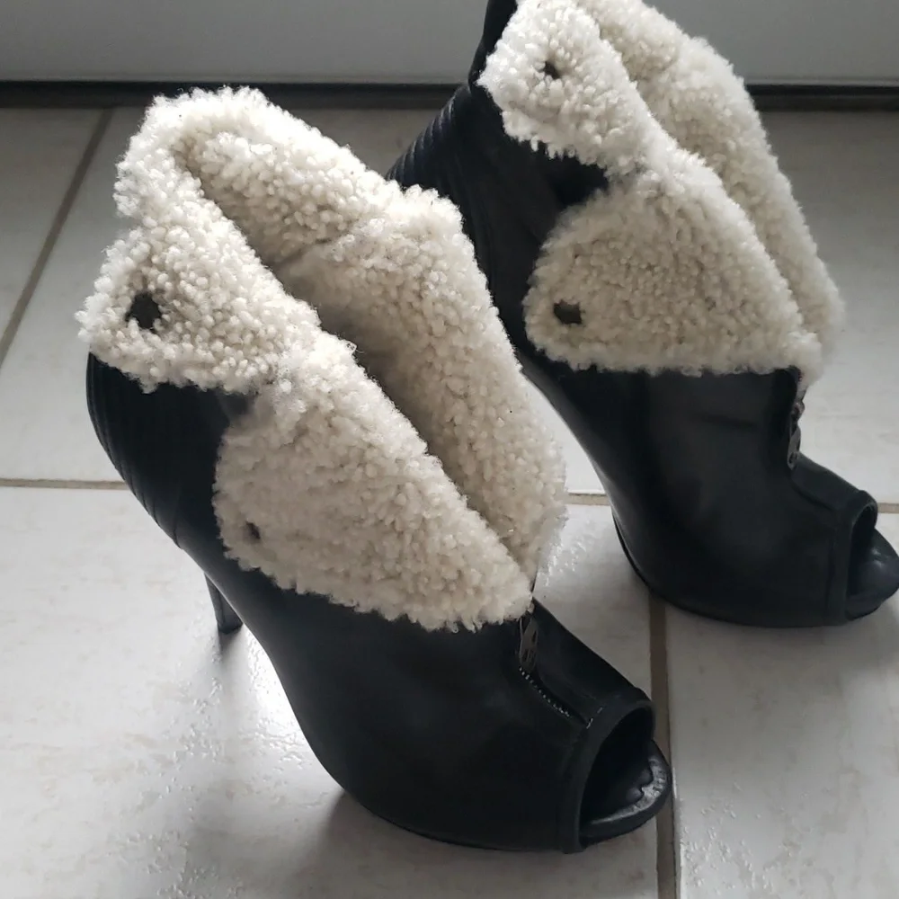 ALEXANDER MCQUEEN Faithful Shearling Ankle Boots...size 38... Black - Picture 2 of 8